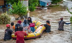 Endonezya'daki sel ve toprak kaymasında 15 kişi yaşamını yitirdi