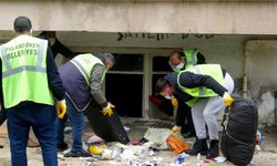 Erzurum'da ağır koku gelen evden 20 ton çöp çıktı