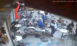 Fatih'te motosikletlinin kafedeki müşterilere çarpma anı güvenlik kamerasına yansıdı
