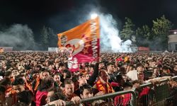 Galatasaraylı taraftarlar şampiyonluğu kutladı