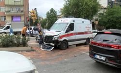 Kartal’da ihbara giden ambulans hafif ticari araca çarptı: 5 yaralı
