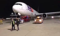 İstanbul Havalimanı'nda gövdesi üzerine inen uçak pistten kaldırıldı