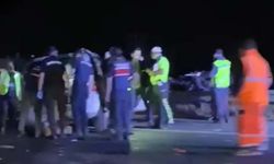 İzmir'de 2 otomobil çarpıştı: 2 ölü, 1 yaralı