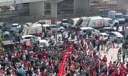 İzmir Bayraklı Belediyesi'nde işçilerden yol kapatma eylemi