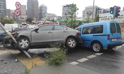 Kağıthane’de kırmızı ışıkta bekleyen araçlara çarptı: 3 yaralı