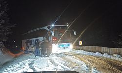 Kastamonu'da kar nedeniyle araçlar yolda mahsur kaldı