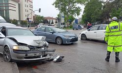 Kavşakta otomobiller çarpıştı: 3 yaralı