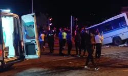 Kırıkkale'de minibüs ile otomobilin çarpışması sonucu 22 kişi yaralandı