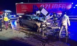 Kocaeli'de otomobil, 'U' dönüşü yapan TIR'la çarpıştı: 6 yaralı