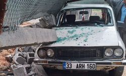 Mersin'de sağanak ve fırtına: İstinat duvarı otomobilin üzerine devrildi