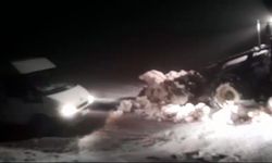 Muş'ta minibüs kar nedeniyle yolda kaldı, ekipler kurtardı