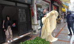 Rizeli üretici AK Parti İl Başkanlığı önünde bir çuval çayı döktü
