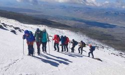 Rus dağcılar, Ağrı Dağı'nda tipiye yakalandı