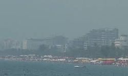 Antalya'da yüksek nem ve toz taşınımından sis oluşumunca deniz görülemedi