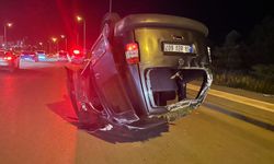 Sivas'ta hafif ticari araç, refüje çarpıp devrildi: 6 yaralı