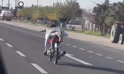 Aksaray’da motosiklet sürücüsünün tehlikeli yolculuğu kamerada
