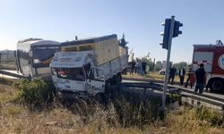 Tekirdağ’da kamyonet, kırmızı ışıkta bekleyen 2 işçi servisine çarptı: 18 yaralı
