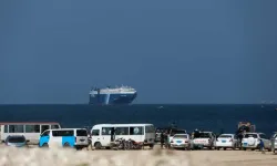 Yemen açıklarında ticari gemiye füze saldırısı: Su almaya başladı