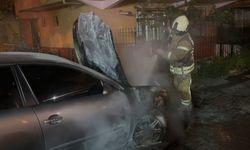 Avcılar'da park halindeki otomobil alev alev yandı