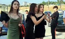 Lise mezuniyetinde bazı kız öğrenciler, 'uygunsuz kıyafet' gerekçesiyle törene alınmadı