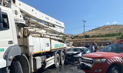 Malatya'da beton pompası aracına çarpan otomobildeki 5 kişi yaralandı