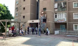 Adana’da apartmanın doğal gaz kutusu alev aldı