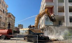Adana Kozan'da orta hasarlı binanın yıkımına başlandı