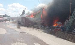 Aksaray'da kereste deposunda yangın: Alevler hurda deposuna sıçradı
