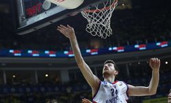 Anadolu Efes seride durumu 2-1'e getirdi