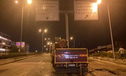 Ankara'da vinç yol tabelasına çarptı; 2 yaralı