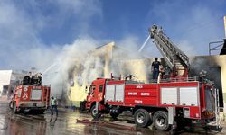 Antalya'da toptancı halinde çıkan yangında, 4 ardiye kullanılamaz hale geldi