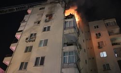 Antalya'da 8 katlı apartmanın 5'inci katının balkonunda çıkan yangın, üst katlara sıçradı