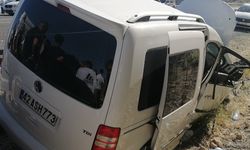 Bitlis'te otomobil ile hafif ticari araç çarpıştı; belde başkanı öldü, 10 yaralı