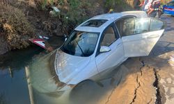 Bodrum'da içme suyu isale hattının patlamasıyla oluşan çukura otomobil düştü