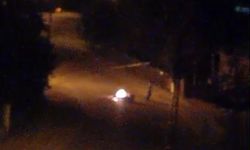 Çaldığı motosikleti caddede ateşe verdi