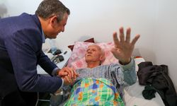 CHP Genel Başkanı Özel, Kocaeli'nin en yaşlı CHP üyesini ziyaret etti