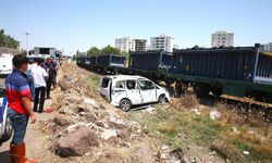 Diyarbakır'da yük treninin hafif ticari araca çarpması sonucu 2 kişi yaralandı