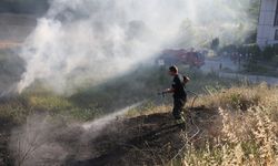 Edirne'de toplu konutlar yakınındaki tarlada çıkan anız yangını söndürüldü