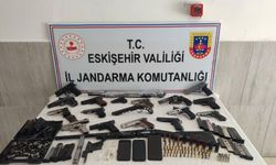 Eskişehir'de atölyeye çevirdiği evde 15 silahla yakalandı