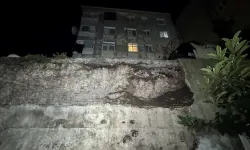 Fatih'te tarihi binaya bitişik istinat duvarı çöktü