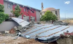 Gaziantep'te şiddetli rüzgar çatıları uçurdu