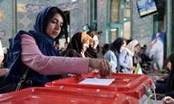 İran'da cumhurbaşkanı seçimlerinin ikinci turu için oy verme süreci başladı