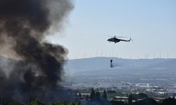 İzmir'de palet atölyesinde çıkıp otluk alana sıçrayan yangına ekiplerce müdahale ediliyor