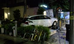 Kadıköy'de otomobil binanın doğal gaz kutusuna çarptı