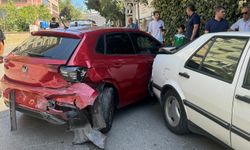 Kadıköy'de alkollü sürücü park halindeki 3 araca çarptı