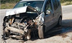 Kastamonu'da hafif ticari araç traktöre çarptı: 3 yaralı