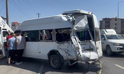 Samsun’da yolcu minibüsü ile kamyon çarpıştı; 11 yaralı