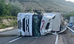 Sivas'ta devrilen kamyonun sürücüsü ağır yaralandı