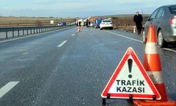Zincirleme kazaya karışan ambulans devrildi: 3'ü sağlık personeli, 5 yaralı