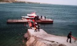 Van Gölü'nde rüzgarın sürüklediği 4 kanocuyu ekipler kurtardı